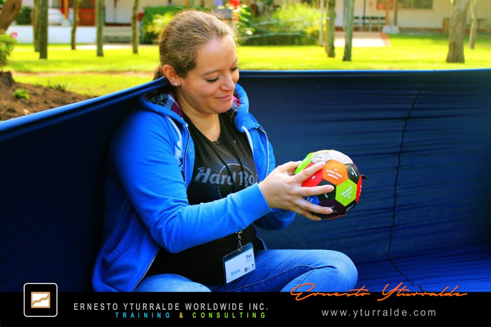 Actividad experiencial con cuerdas bajas enfocada en liderazgo colaborativo