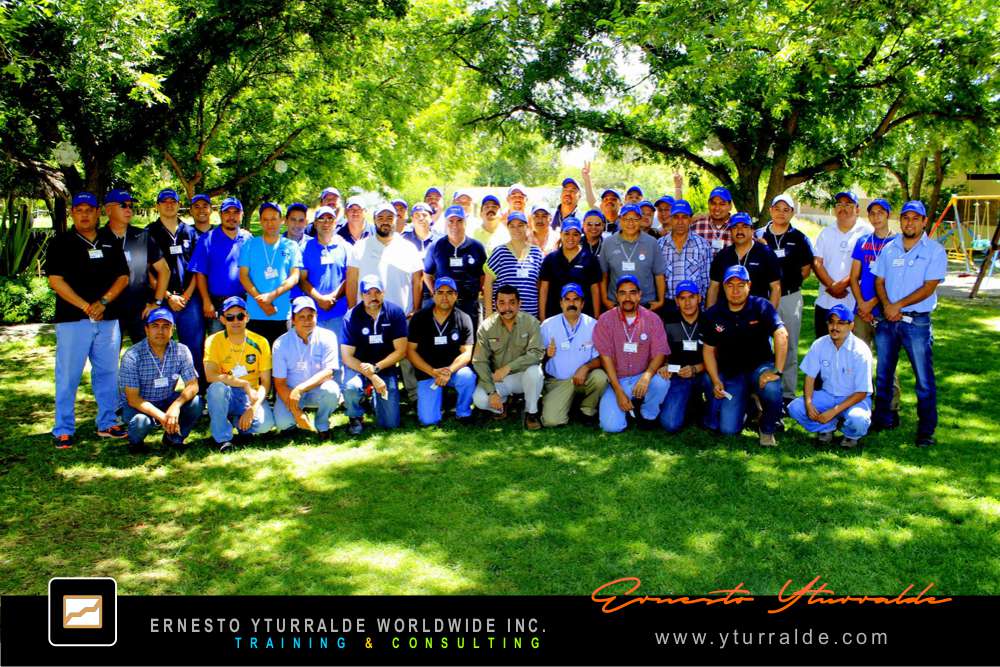 Actividad grupal de cuerdas bajas impulsando cooperación y confianza