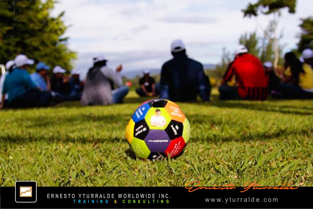 Colaboradores fortaleciendo liderazgo en actividad de cuerdas bajas