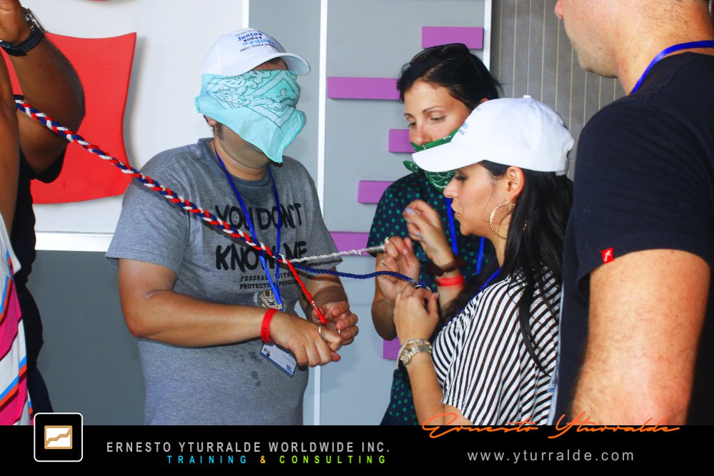 Colaboradores participando en experiencia vivencial de cuerdas bajas