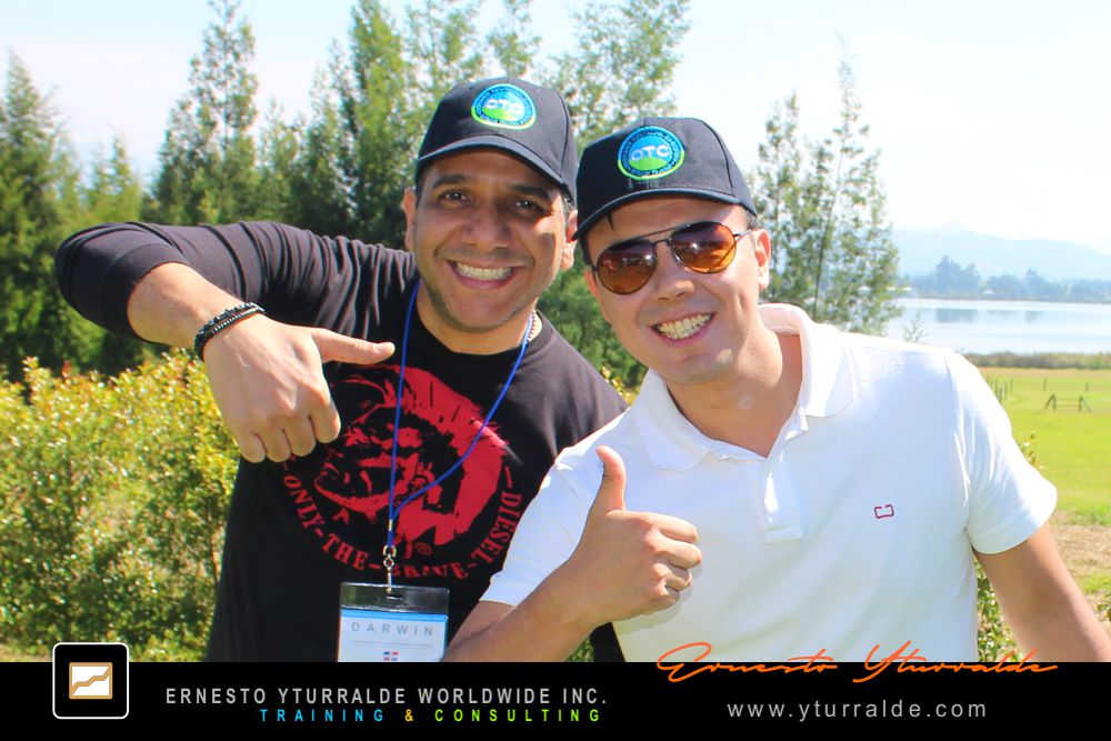 Actividad de cuerdas bajas para desarrollo de equipos y confianza grupal