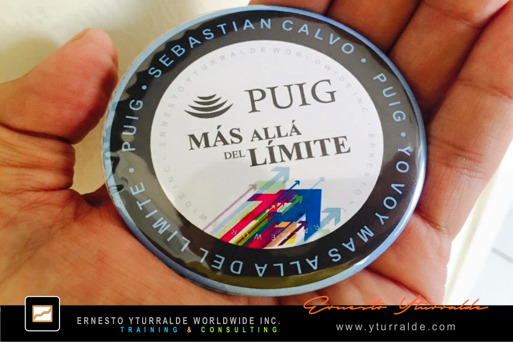 Dinámica de team building con cuerdas bajas promoviendo confianza y coordinación