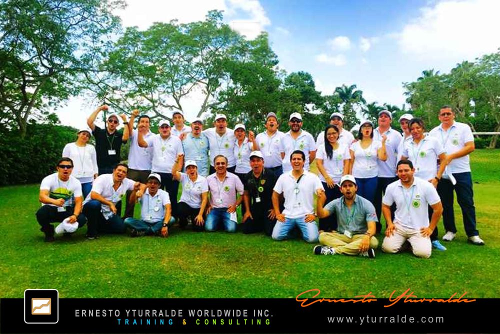 Participantes resolviendo desafíos en taller de cuerdas bajas