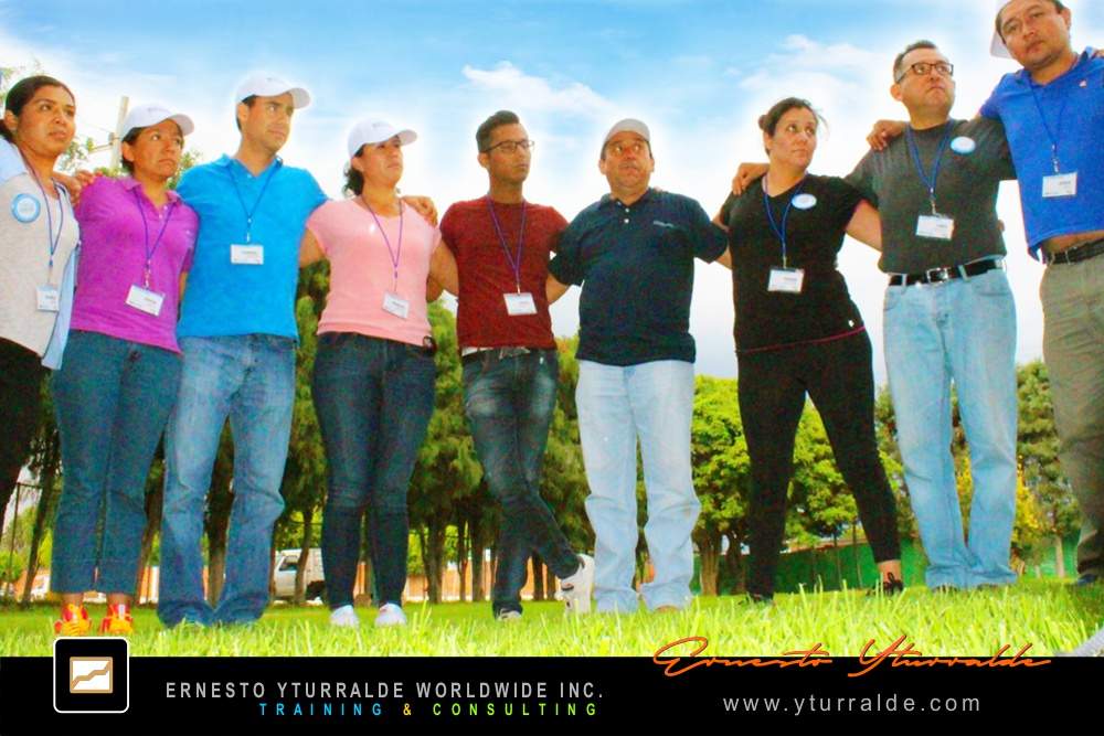 Dinámica experiencial con cuerdas bajas orientada a cohesión de equipos