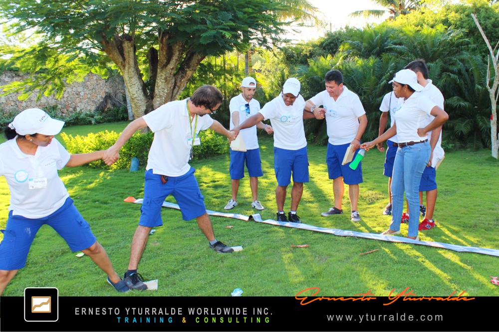 Colaboradores superando retos en circuito de cuerdas bajas