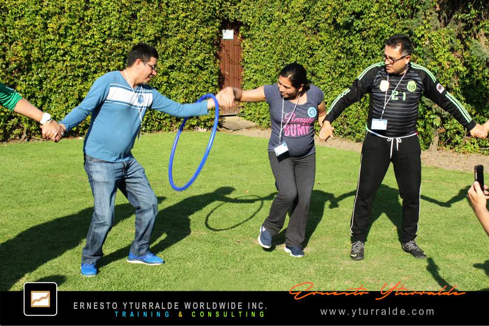 Equipo en ejercicio de coordinación y liderazgo en cuerdas bajas
